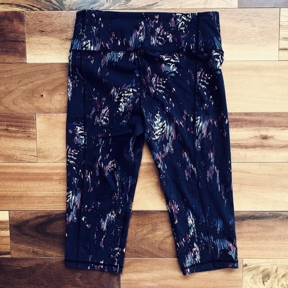 Victoria’s Secret Knockout Crop Leggings - Picture 2 of 4